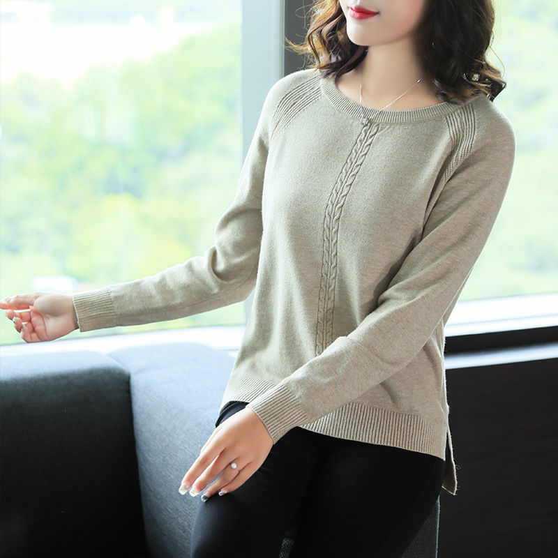 我的天!小姨真会赶时髦，入秋后穿短开衫，搭配小衫，简直美翻天