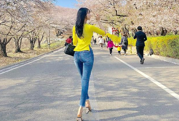 凹凸明显的牛仔裤姑娘,尽显曼妙身姿,养眼又上镜!