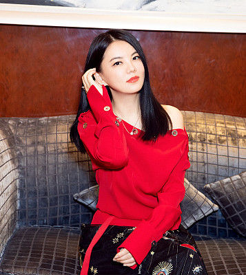 继赵薇瘦成小燕子，李湘又瘦成少女，频撩发显妩媚