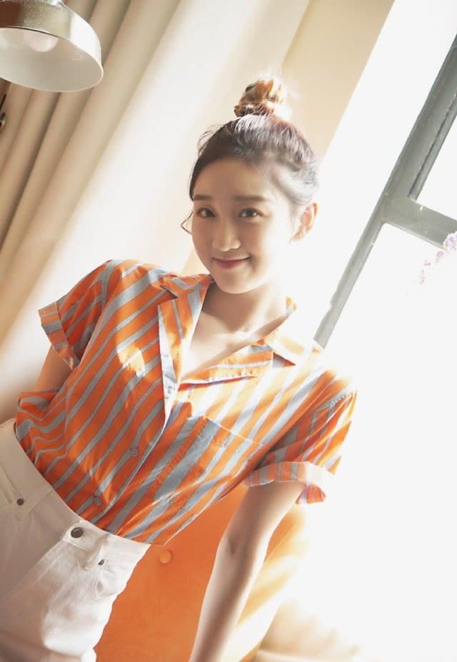 『丸子头』李子璇厉害,穿199的橙色衬衫配299的牛仔裤,活力十足