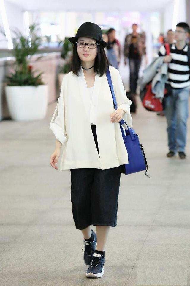 杨钰莹穿的衣服很透明,你怎么看?