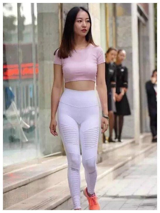 打底裤塑造女性的优雅身材，小姐姐穿上美上天了！