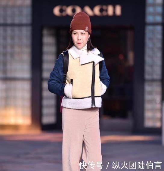 「美女」街拍瑰姿艳逸的美女,一件黑色上衣配牛仔热裤,青春活力气质范