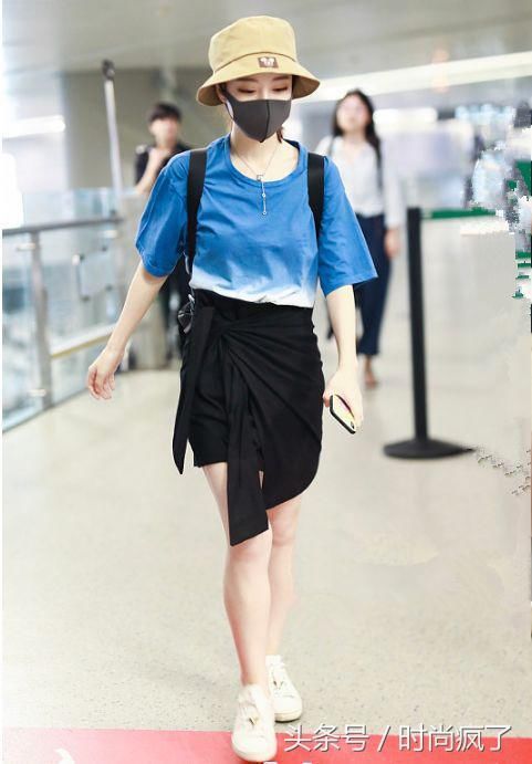 冯提莫终于开窍！裙子外系条外套就出来了，网友：谁还说她是1米5