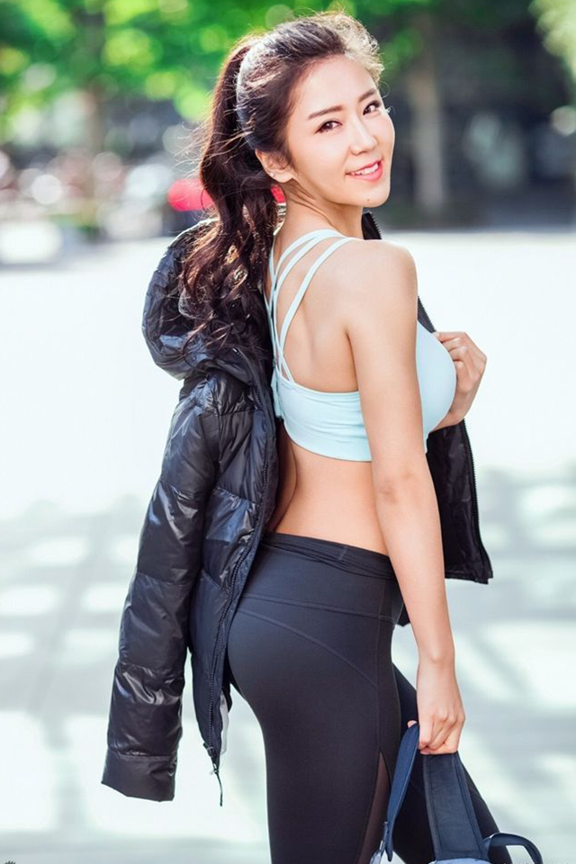 不拘一格的打底裤美女，纤细的腰肢，迷人的笑容，十分吸睛夺目！