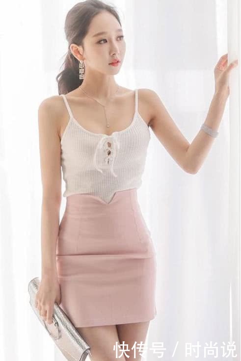 肤白貌美的小姐姐，一袭抹胸连衣裙，清纯甜美温婉动人