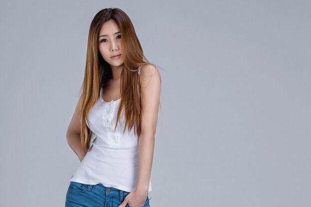 牛仔裤修身显高，身材的苗条展现的迷人又时尚