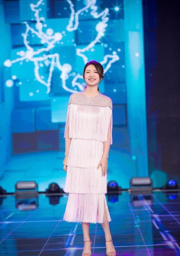 【气质】打造气质优雅“女神”,换上时髦的流苏裙,这三种出街格外吸睛