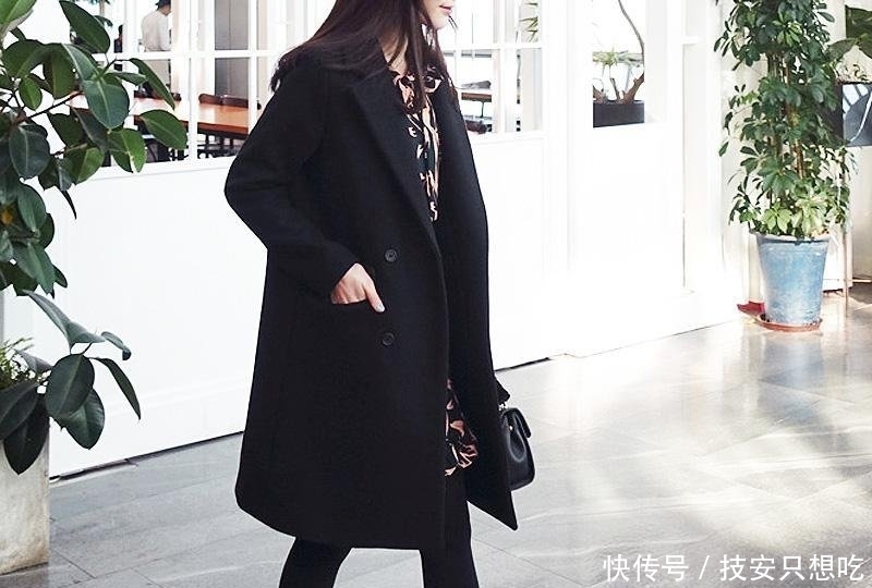 #女人#在强调一次穿大衣别搭阔腿裤,看看下面女人怎么穿,美的与众不同