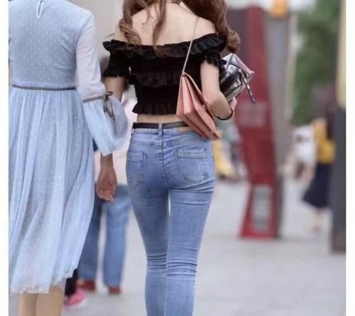 牛仔裤展现美女迷人S型曲线，展现了女性的魅力气息