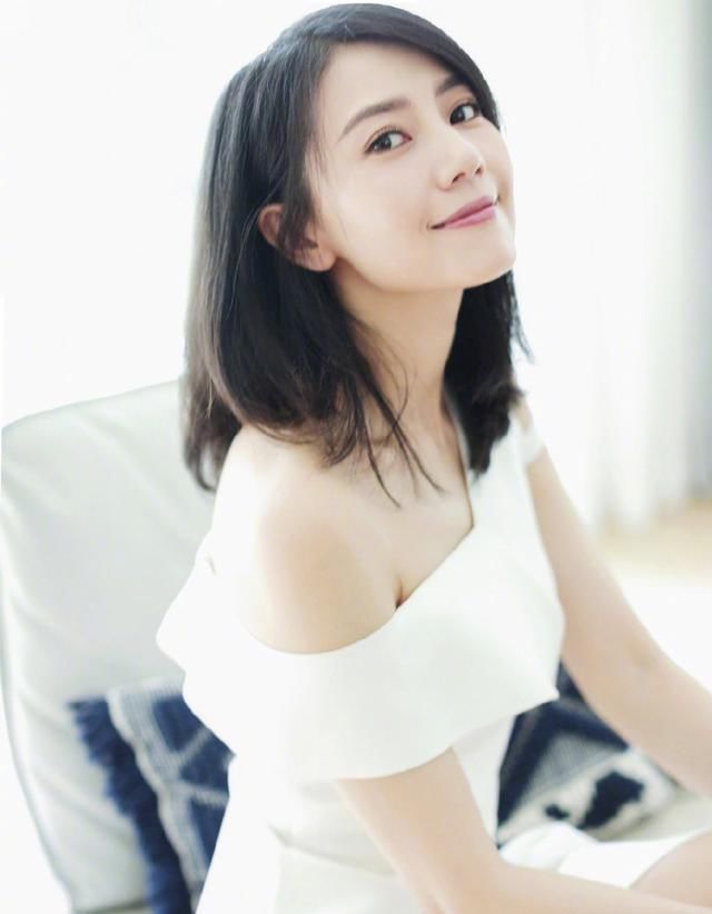  「辣妈」40岁高圆圆和24岁虞书欣，明明都是小白裙造型，辣妈不输美少女