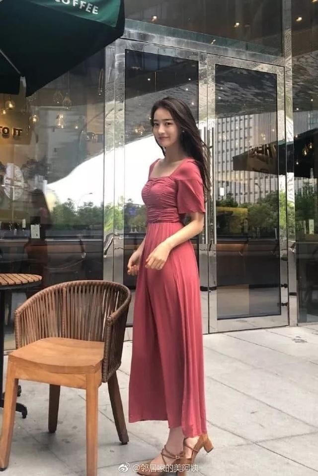 户外大红紧身裙穿出玲珑有致，小姐姐俏皮眨眼电到我了，要负责