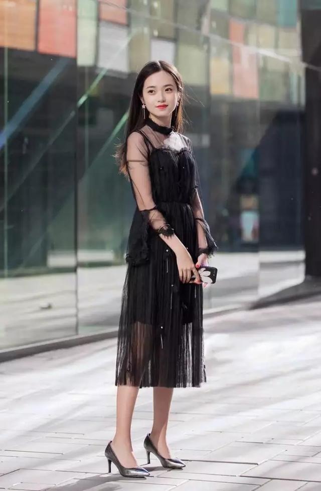 展现出|街拍:充满时尚气息的美女,展现出自己与众不同的魅力