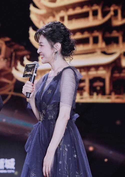 『成熟女性』著名主持人“周涛”真会穿,扎丸子头搭配蕾丝裙减龄时髦,美腻了