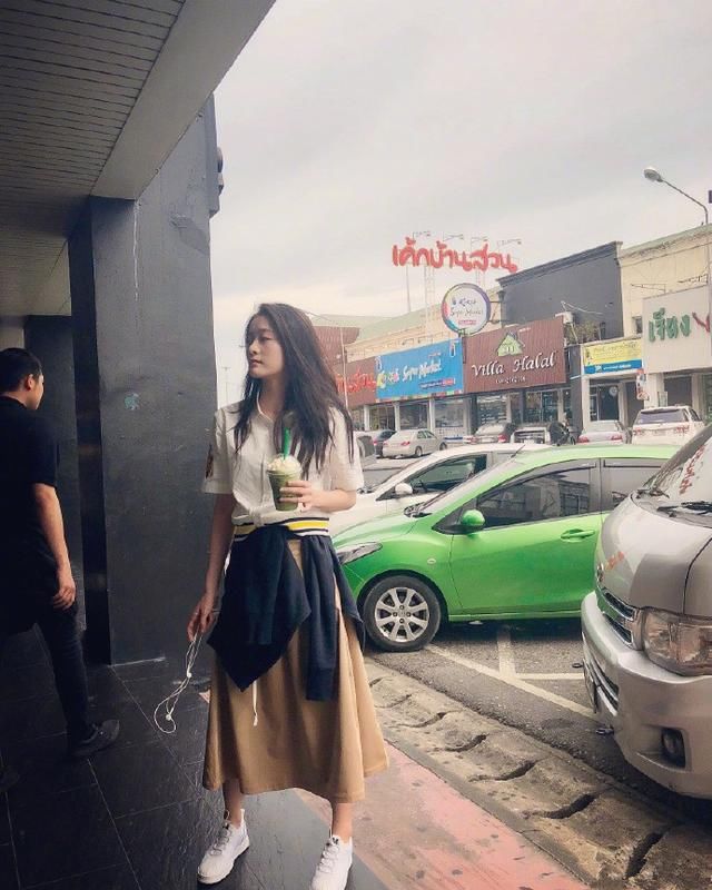 21岁张雪迎穿Dior薄纱裙慵懒又高级，29岁杨颖却穿得明艳动人