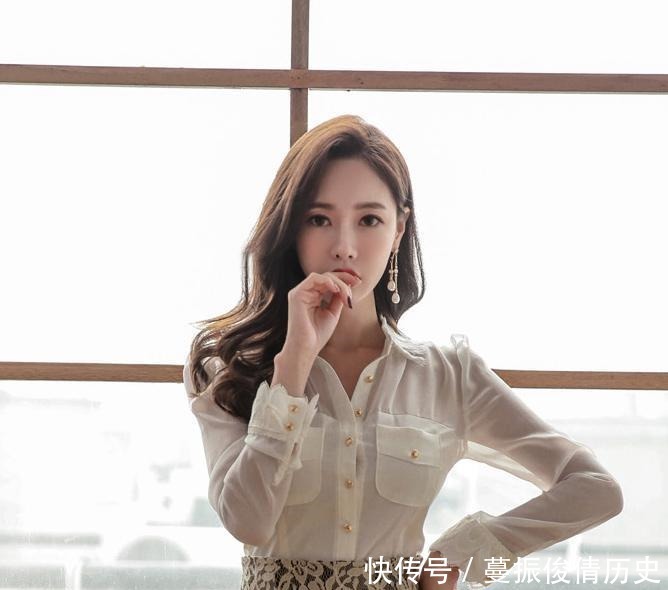美女■白色半透明纱衬衣, 复古蕾丝包臀鱼尾裙, 打造美女秋日里的慵懒温柔
