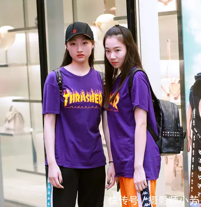 街拍:帅气大方的紧身打底裤美女,塑造完美动人形象!