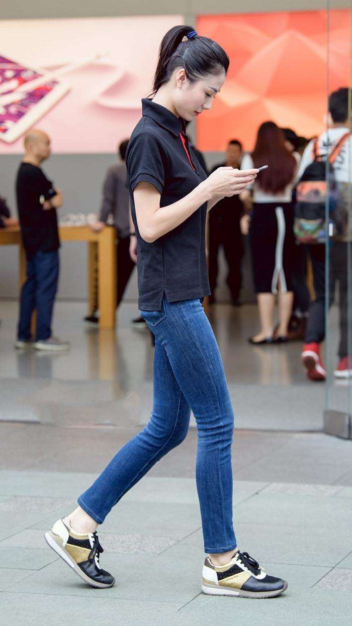 街拍：高颜值的女生, 这样来穿牛仔裤, 显得特别干净有气质