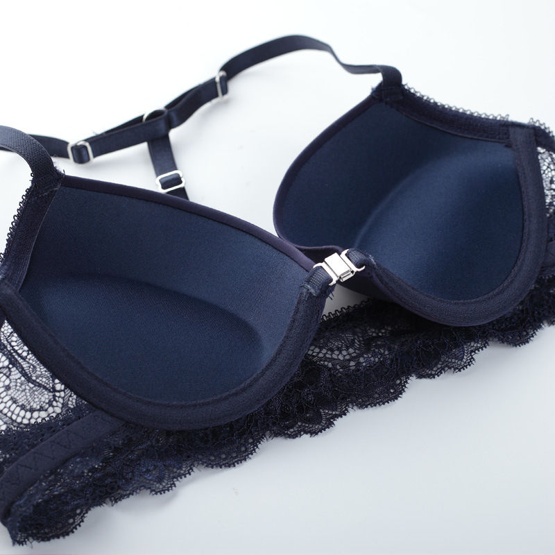 夏季穿性感的吊带露背装，就一定要穿这种美背文胸，更完美迷人