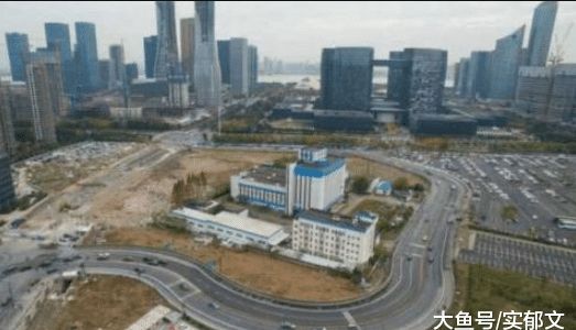  #住户#最有“远见”钉子户, 机场跑道上住50年, 拆迁款涨了9亿