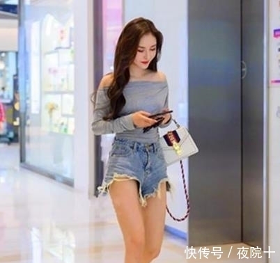  美女|街拍语笑嫣然的美女，一件白色上衣配黑色短裤，青春活力气息