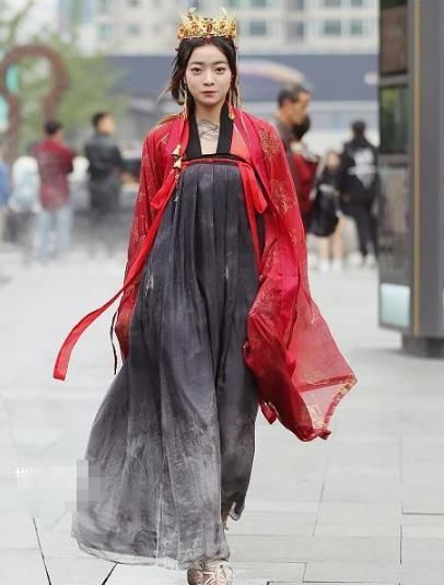  色系|街拍：小姐姐红与黑色系的刺绣设计的薄纱，很有贵气的感觉