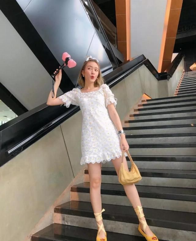  外套搭配@比“ 渣女裙 ”更经典的连衣裙，我给你们挑了30条