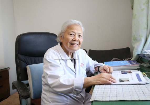 108岁老教授偷偷泄密:药店一“廉价药膏”，颈纹、眼纹消无痕