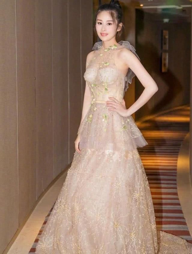 颖儿真敢穿!身穿裸色纱裙，前面只遮住重点，网友:产后身材火辣