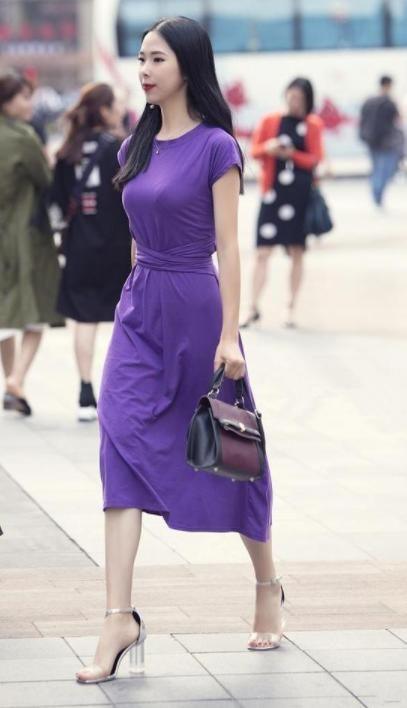 街拍:美腿修长白皙光鲜的小姐姐,穿着时尚性感在人群中很抢眼!