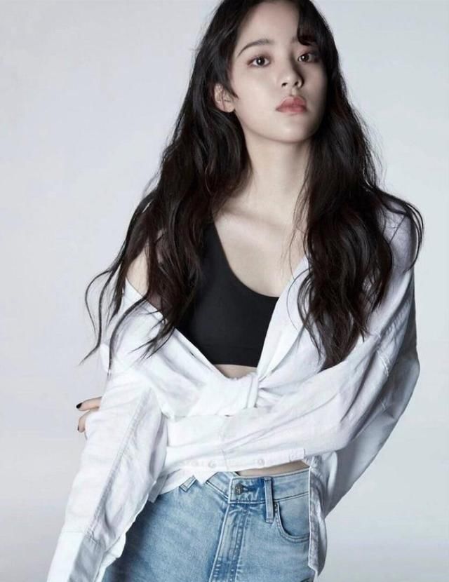  #毛线衣#有一种“传统”叫欧阳娜娜內衣大面积，搭西服搭毛线衣，实际效果却好尴尬
