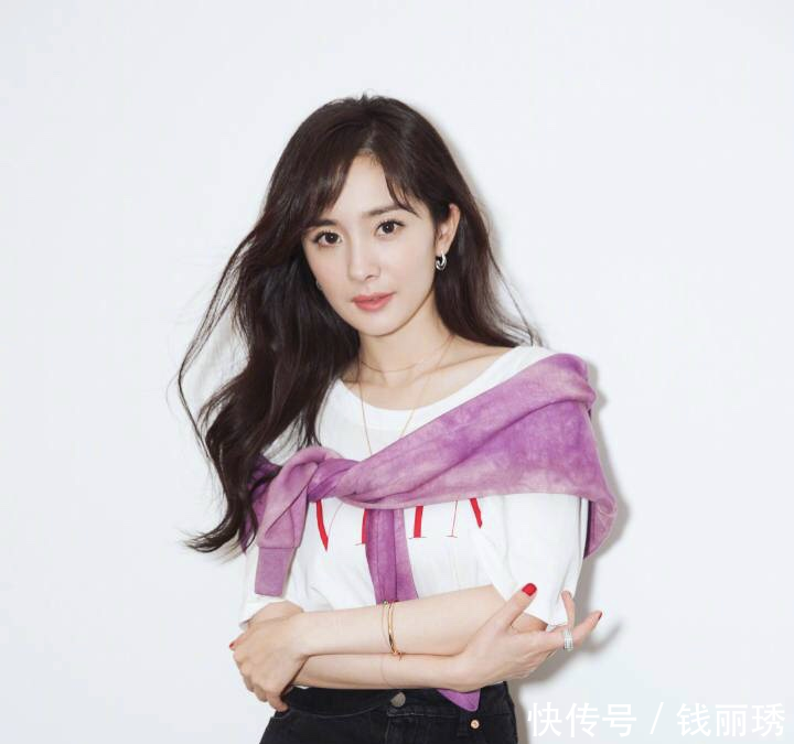 杨幂又不好好穿衣服了！在肩上搭一件衣服就出门