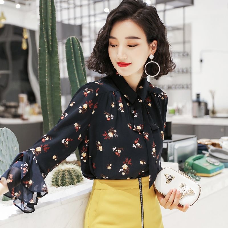 长得漂亮还要会打扮，时下超火的气质小衫配小脚裤，温柔又不凉