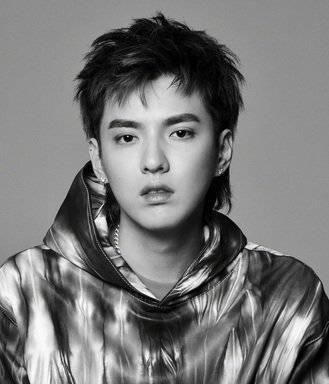  [严严实实]阿娇阿Sa穿防护服戴面罩,杨紫披雨衣加手套,明星开启复工模式防护措施哪家强？