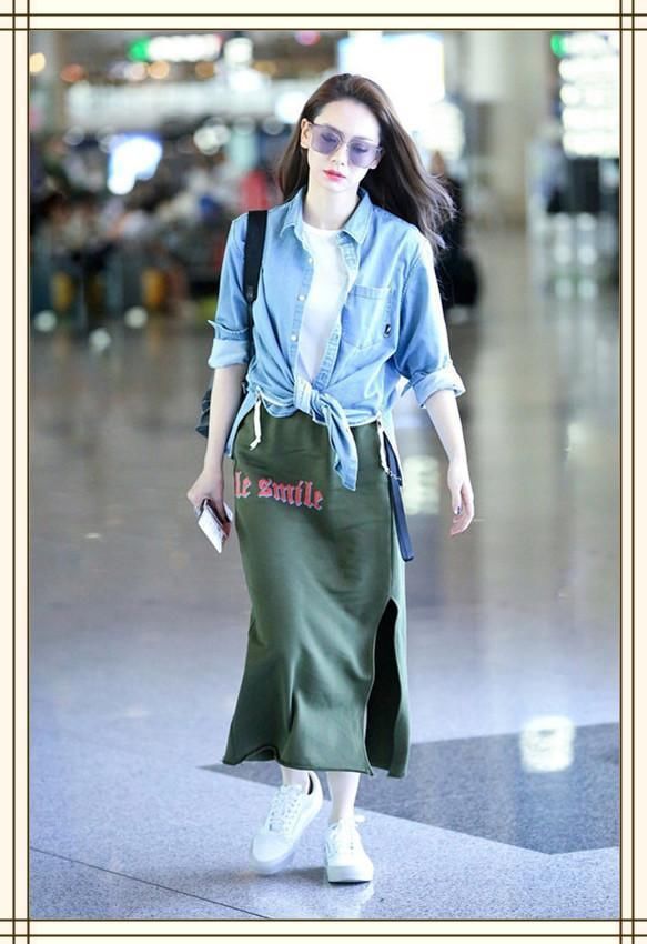 戚薇闪现机场，T恤配运动裤超休闲，但网友注意力全在她手机壳上