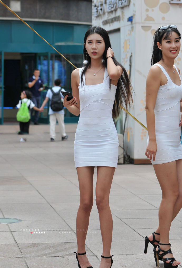 路人街拍，白色包臀裙小姐姐都是大长腿，小尖脸