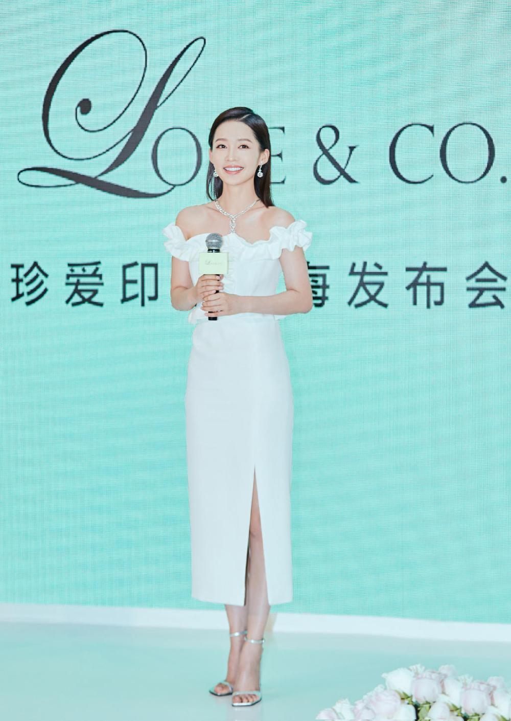 86斤唐嫣与92斤殷桃同穿白色连衣裙, 网友: 微胖就是比干瘦好看!