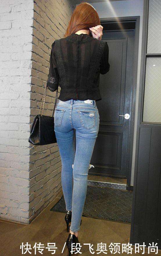 身材不的好妹子,穿搭紧身裤,也是俏皮可人!