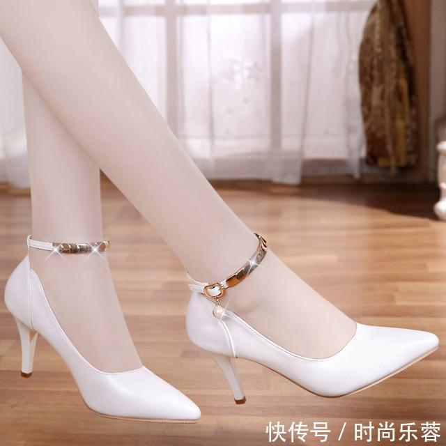 唯美时尚的尖头高跟鞋，让你尽情显示出自己的美足！