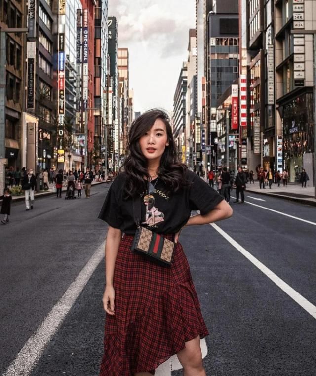  「圈粉」身材矮小样貌平平，158cm亚裔博主凭借一衣多穿，圈粉小个子