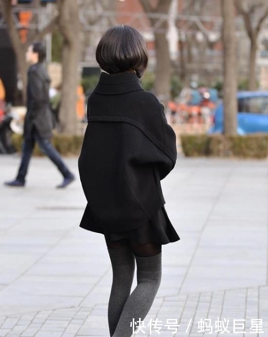  『皎若』街拍：皎若秋月的小姐姐，一件黑色上衣配白色短裤，青春活力气息