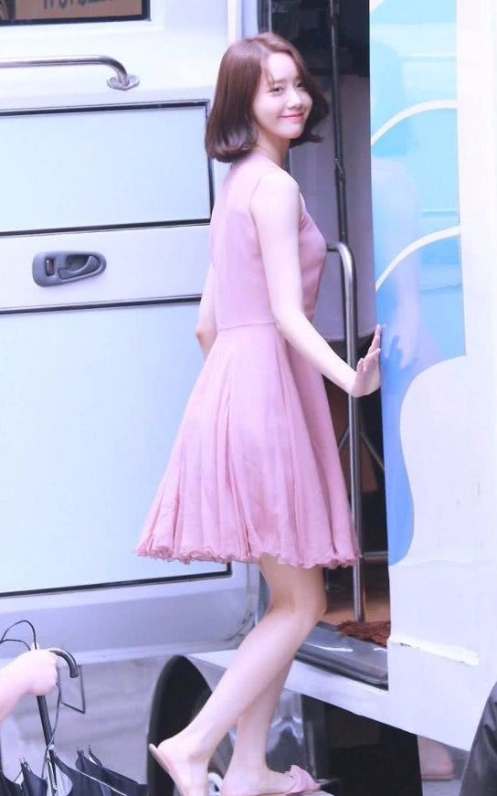 林允儿身穿可爱粉嫩连衣裙，一双长腿实在太美