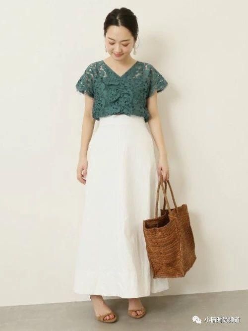 夏天就用白色系丹宁短裙打造成熟利落及休闲清爽穿搭！