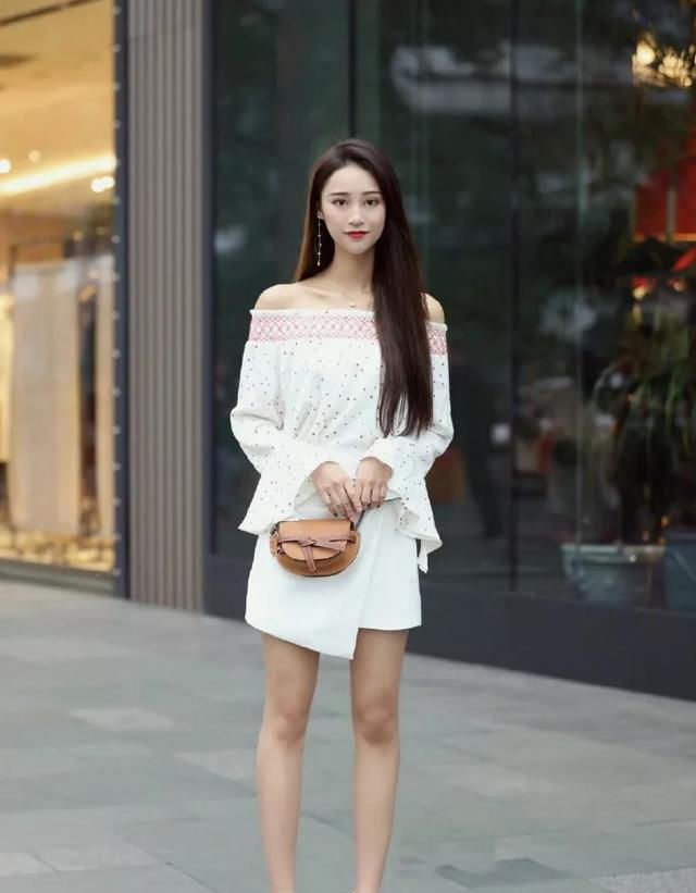 『女性』女性搭配高跟鞋,展现出青春的气息