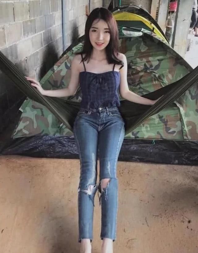 比基尼泳衣小姐姐，很好的展现出好身材，瞬间化身时尚达人