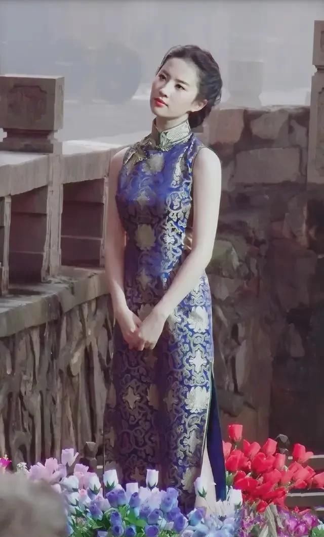 『 复古』穿蓝金旗袍复古典雅，网友：黄金腰臀比，16岁的刘亦菲太绝色