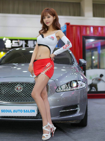 街拍：前卫性感时尚的小姐姐，一种随性气质扑面而来!