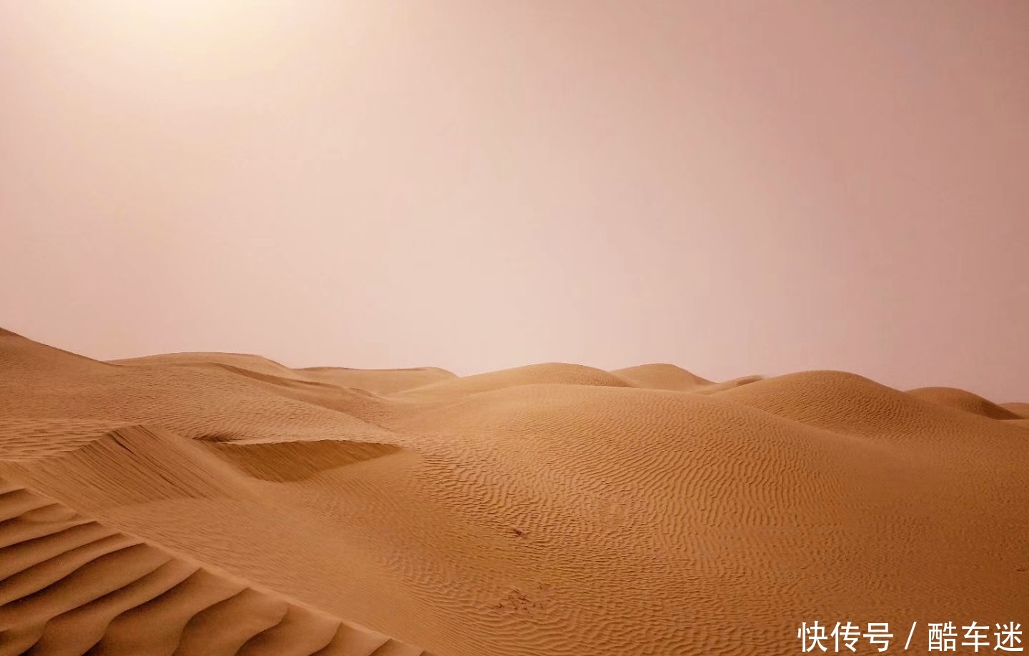 在330000平方公里的塔克拉玛干沙漠中，任裙飘扬，随风起舞