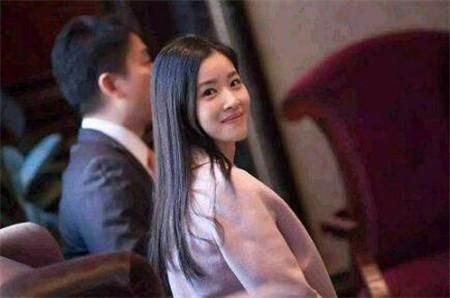 疑刘强东微信朋友圈发声：“我媳妇多漂亮，大家想想吧”！