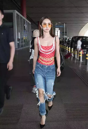 内衣外穿算什么 这年头流行的是泳衣外穿!看小姐姐看到入迷！